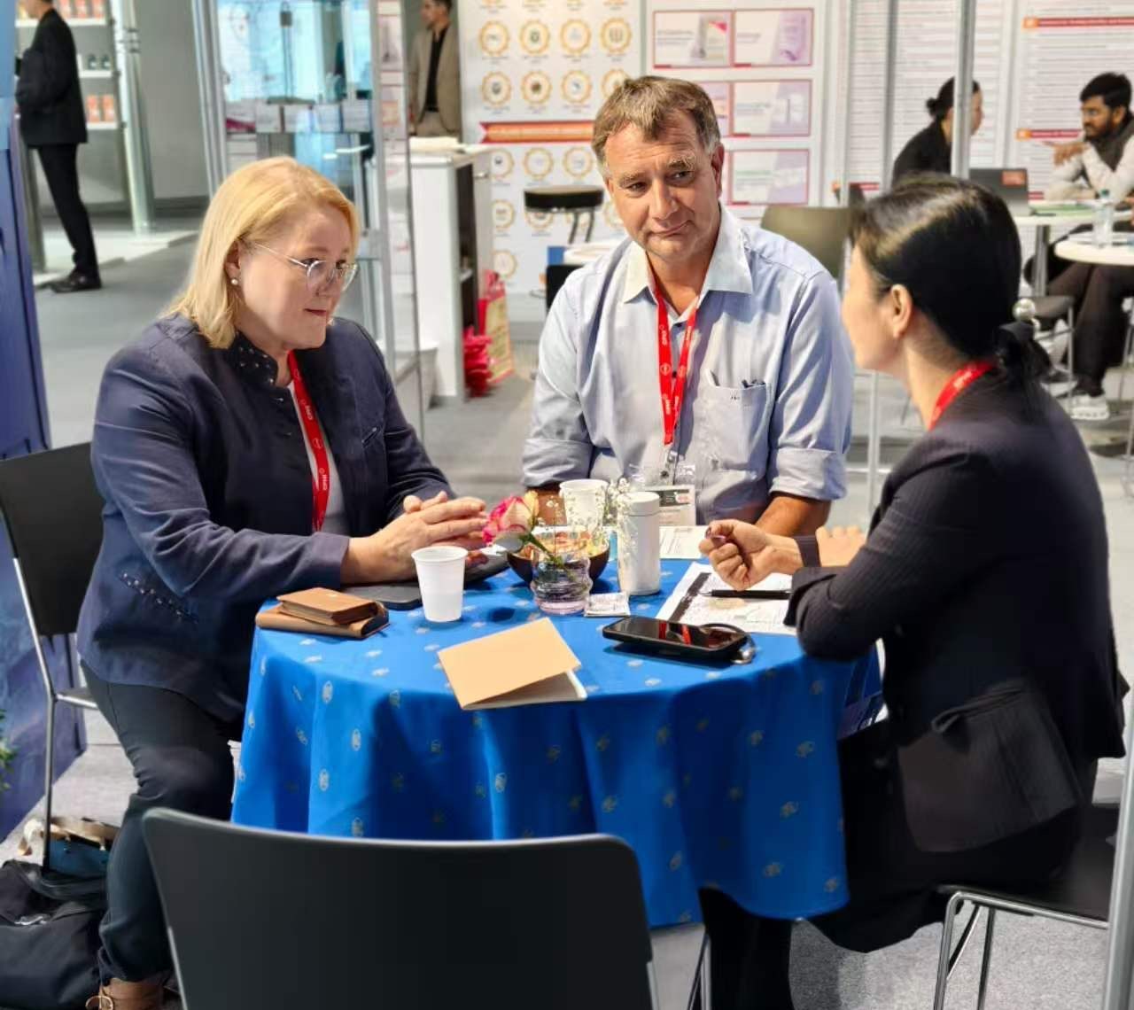 Ute Hegener und Dr. Olaf Mundszinger im Gespräch auf der CPHI Milan